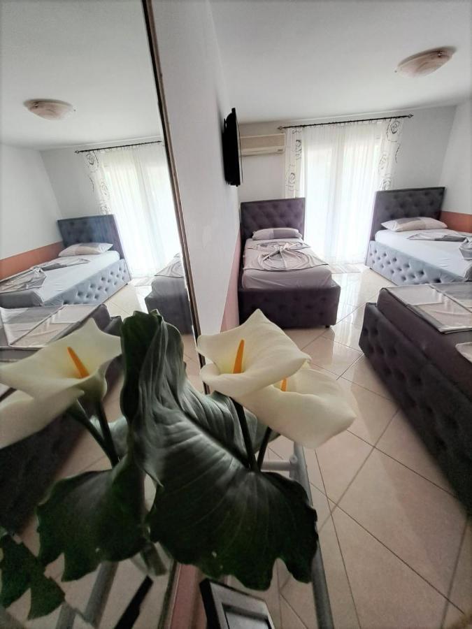Montenegro Smile Dobra Voda Buitenkant foto